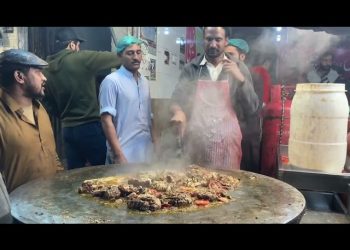 17.03.2024 کو کرتارپور بنی چوک راولپنڈی پاکستان میں رمضان المبارک میں پرجوش سحری فوڈ اسٹریٹ