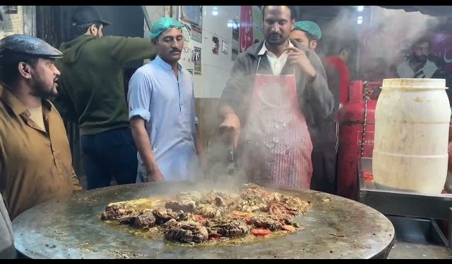 17.03.2024 کو کرتارپور بنی چوک راولپنڈی پاکستان میں رمضان المبارک میں پرجوش سحری فوڈ اسٹریٹ