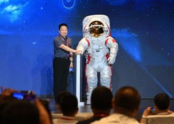 چین نے نیا اسپیس سوٹ متعارف کرا دیا