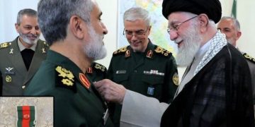 خامنہ ای نے اسرائیل پر میزائل حملے کرنے والے جنرل کو تمغۂ فتح سے نواز دیا
