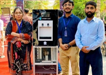 پاکستانی طلبا نے ہوا کی نمی سے پینے کا پانی نکالنے والی مشین تیار کرلی
