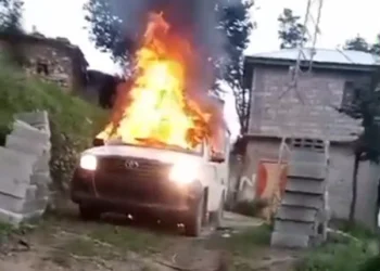 لوئر دیر میں سرچ آپریشن کے دوران دہشتگردوں کا حملہ، پولیس گاڑیاں نذرِ آتش