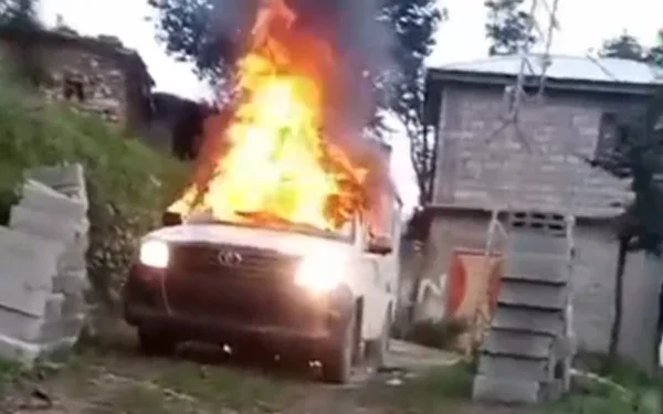 لوئر دیر میں سرچ آپریشن کے دوران دہشتگردوں کا حملہ، پولیس گاڑیاں نذرِ آتش