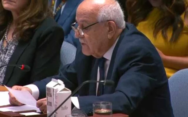 اسرائیلی افواج کا ایک اور مہلک وار قطر کے نشریاتی ادارے الجزیرہ کے معروف صحافی انس الشریف اپنے 3 صحافتی ساتھیوں سمیت غزہ میں شہید ہو گئے۔  غزہ کے الشفاء اسپتال کے مطابق 28 سالہ انس الشریف اور ان کے ساتھیوں کو اسپتال کے مرکزی دروازے کے قریب اس وقت نشانہ بنایا گیا جب وہ صحافیوں کے لیے لگائے گئے ایک خیمے میں موجود تھے۔  مقامی حکام کا کہنا ہے کہ یہ حملہ ممکنہ طور پر ٹارگٹڈ اسٹرائیک تھا۔  شہادت پانے والوں میں الجزیرہ کے رپورٹر محمد قریقیہ، کیمرا مین ابراہیم ظاہر اور میڈیا ورکر محمد نوفل شامل ہیں۔  الجزیرہ کی رپورٹ کے مطابق انس الشریف نے شمالی غزہ میں اسرائیلی بمباری، انسانی بحران اور جنگی جرائم کی وسیع کوریج کی تھی، جس کے بعد سے انہیں مسلسل دھمکیاں مل رہی تھیں۔  اسرائیلی فوج نے حملے کی ذمہ داری قبول کرتے ہوئے انس الشریف پر الزام لگایا ہے کہ وہ مبینہ طور پر حماس کے ایک سیل کی سربراہی کر رہے تھے تاہم اس دعوے کے شواہد تاحال منظرِ عام پر نہیں لائے گئے۔  ذرائع کے مطابق انس الشریف ان صحافیوں میں شامل تھے جو غزہ میں جاری تباہی کو عالمی سطح پر اجاگر کرنے کے لیے دن رات مصروف تھے۔  واضح رہے کہ غزہ پر اسرائیلی بمباری کے آغاز سے اب تک 200 سے زائد صحافی اور میڈیا کارکنان شہید ہو چکے ہیں، جن میں متعدد کا تعلق الجزیرہ نیٹ ورک سے تھا۔