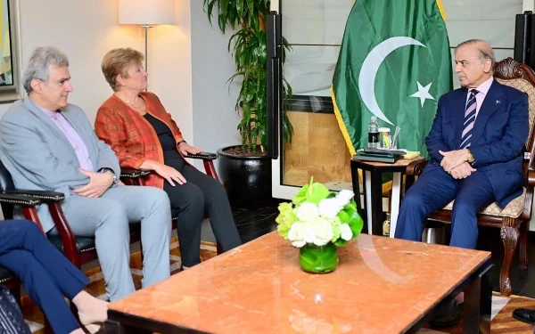 پاکستان کی معیشت پر سیلاب کے اثرات کو آئی ایم ایف جائزے میں شامل کیا جائے، وزیراعظم کا مطالبہ