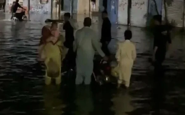 گھر، فصلیں، دکانیں، بازار سب پانی کی نذر، گجرات میں 506 ملی میٹر بارش نے تباہی مچا دی